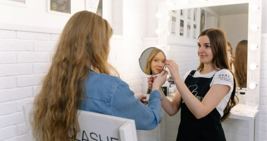 С Днем специалиста по работе с ресницами и бровями: поздравления для лэшмейкеров