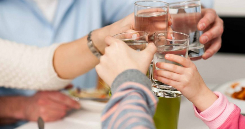 Врач-диетолог Наталья Лазуренко рассказала, почему нельзя запивать еду холодной водой