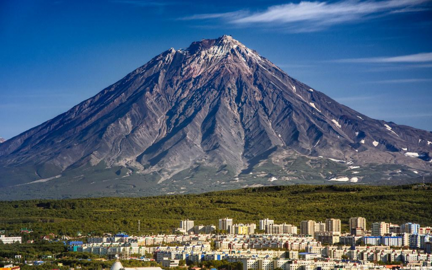 Вулкан Безымянный на Камчатке выбрасывает пепел второй день подряд