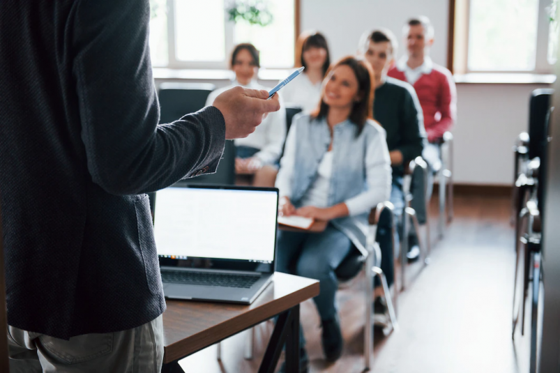 Экс-преподаватель с уголовным прошлым через суд пытается вернуться на работу в ДВФУ