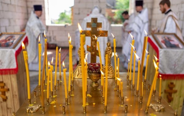 Православные верующие отмечают Троицу: история праздника, что можно и нельзя делать