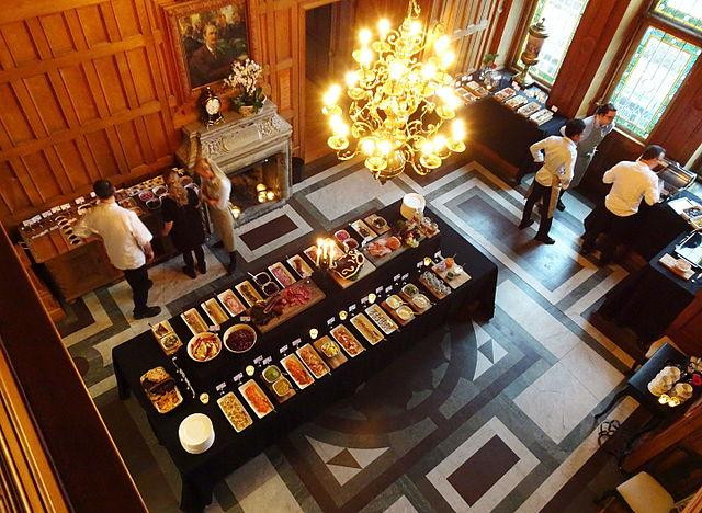 Россиянам рассказали, какие ошибки они совершают у «шведского стола»