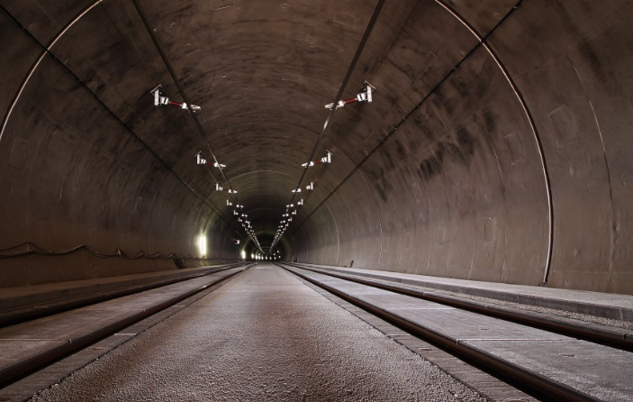 В Праге возник спор из-за советской символики и русскоязычных надписей на станции метро "Андел"
