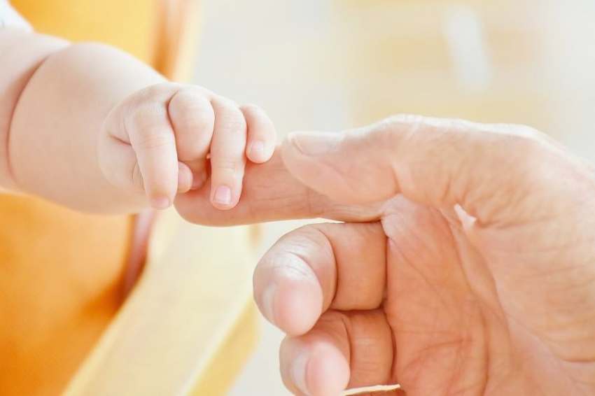 Исследование: Сон младенцев в шапке или толстовке повышает риск внезапной смерти