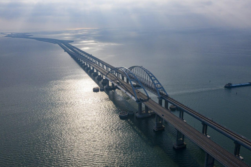 На Крымском мосту остановлено движение из-за чрезвычайного происшествия