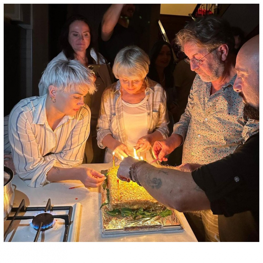 Варум встретила гостей в домашнем виде: фотографии с закрытой вечеринки Агутина