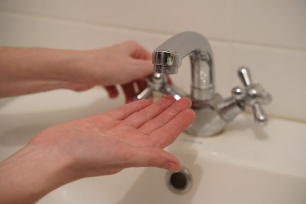 Никто не ведет никаких работ. Петербуржцев лишили горячей воды на полтора месяца