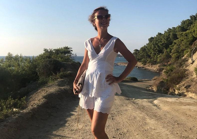 Актриса Елена Захарова похвасталась стройной фигурой на пляже в Греции