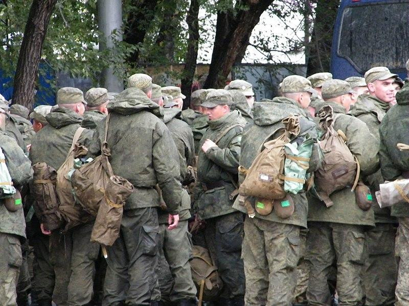 «Фонтанка»: Петербургских призывников предупреждают о возможном увеличении срока службы