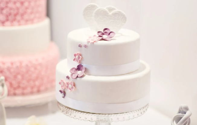 В Великобритании невеста подала на развод сразу после свадьбы из-за шутки с тортом