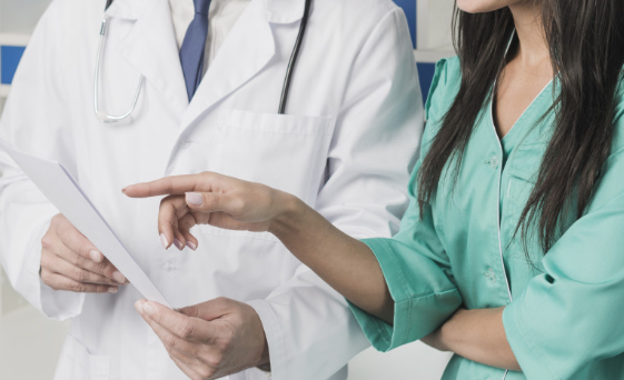 "РГ" объяснил, в каких случаях медики могут попросить заплатить