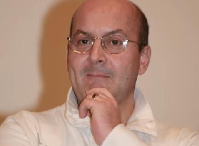 Дочь покойного актёра Гришечкина обвиняют в затягивании похорон отца