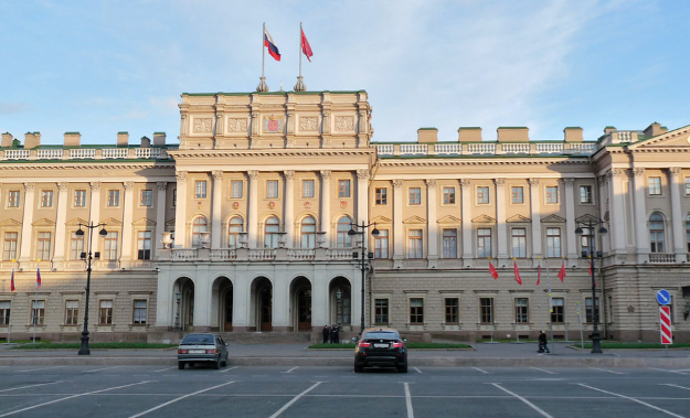 Петербургские депутаты утвердили денежные выплаты семейным парам, прожившим в браке 75 лет