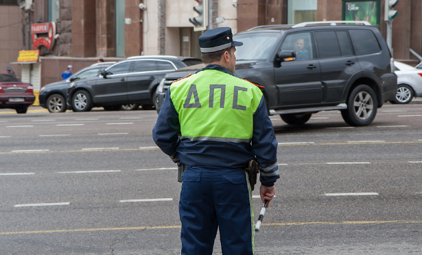 Российских водителей начали штрафовать за гаджеты на торпедо