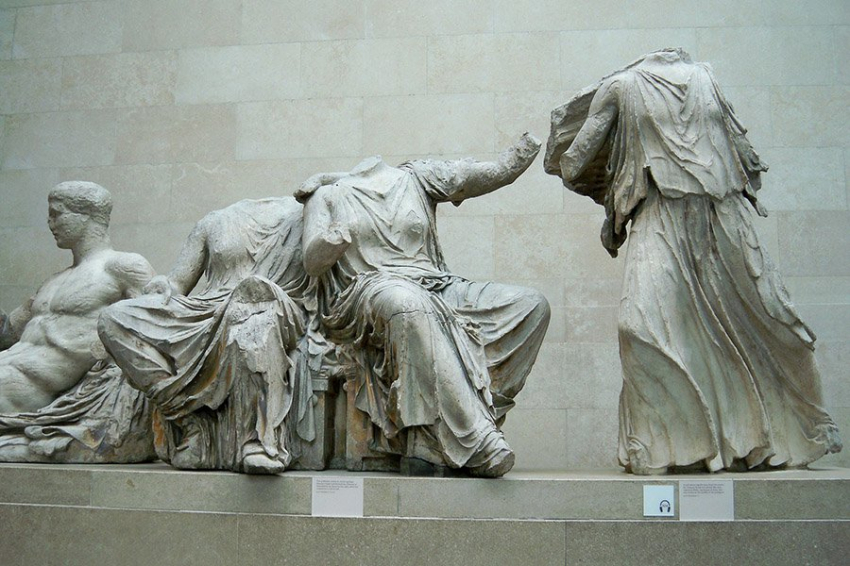 На скульптурах Парфенона обнаружены микроскопические следы краски, раскрывающие их истинные цвета