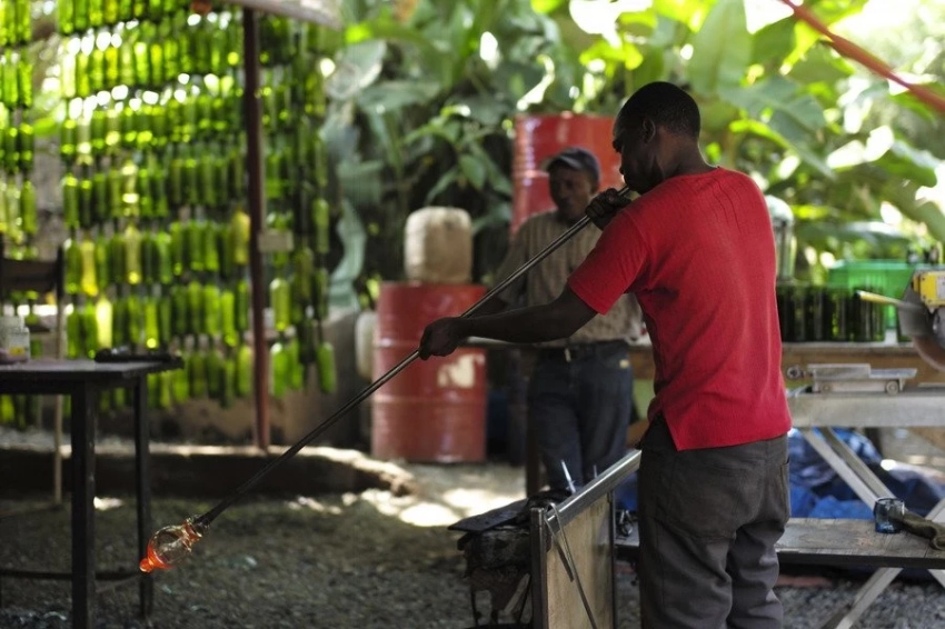 Почему в Африке люди с темной кожей, ведь черный сильнее поглощает свет