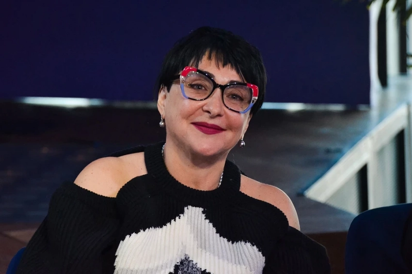 После отмены концертов Лолита начала петь песни Пугачевой и танцевать прямо на вокзалах