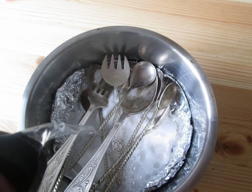 Без агрессивных химикатов: лайфхак, как заставить столовые приборы блестеть