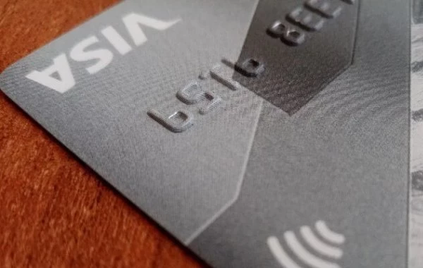 Российские банки стали блокировать операции не платящих проценты владельцев кредиток