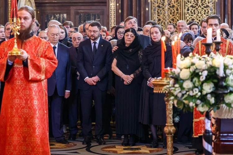 Легендарного скульптора Зураба Церетели похоронили в одной могиле с женой в Тбилиси: Надгробие он создал себе сам