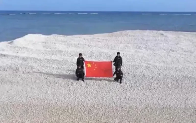 «Привет Филиппинам и США»: китайские военные высадились с флагом на спорном необитаемом острове близ филиппинской военной базы