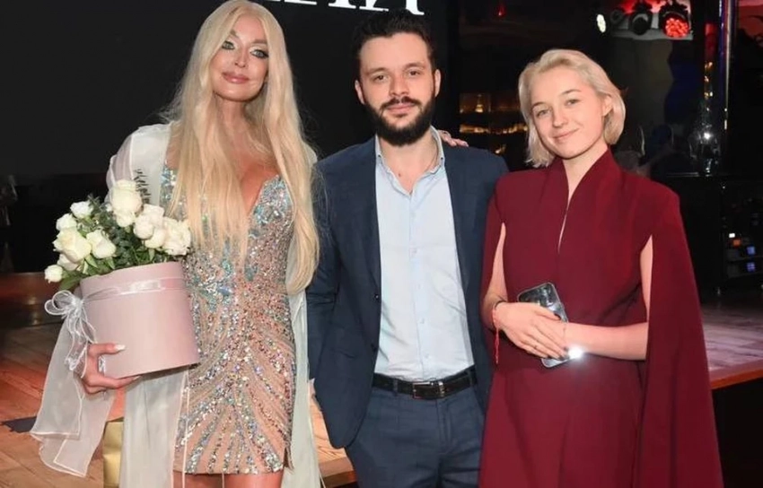 Окружение Анастасии Волочковой прокомментировало слухи об отмене свадьбы ее дочери