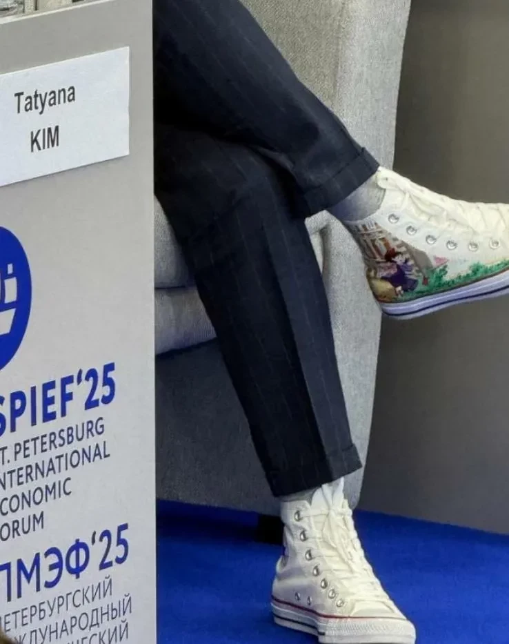 Анастасия Волочкова, Мария Янковская ("Сигма-бой") и Татьяна Ким в необычных кедах приняли участие в ПМЭФ-2025