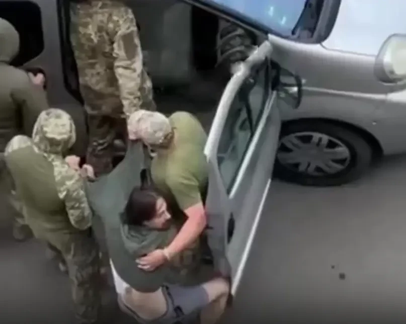 На Украине домашние заготовки не только по дронам: жительница Ровно запустила банкой консервации в сотрудников ТЦК