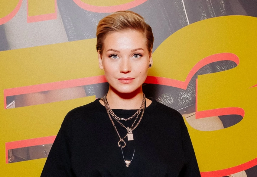 Кристина Асмус, Александр Цыпкин, Ярослав Могильников и РузильМинекаев с женой на премьере фильма "Высокий сезон"