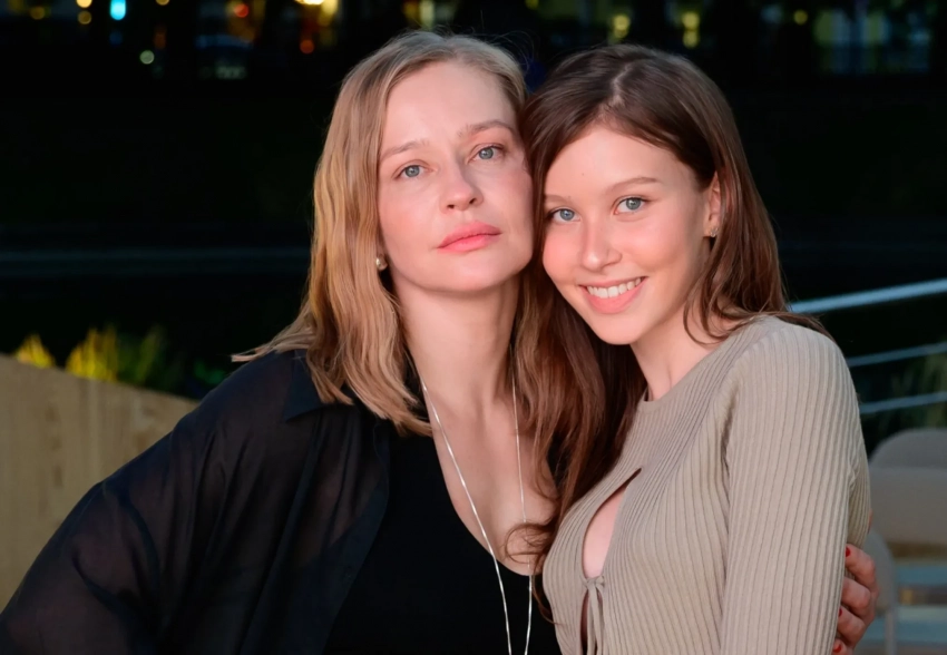 Аня Чиповская, Юлия Пересильд с дочерью Анной, Павел Табаков, Юлия Хлынина, Мария Голубкина и Пётр Дранга на фестивале "Театральный бульвар"