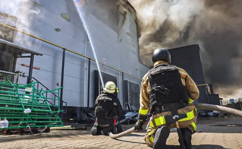 Явно не продукты: на складе магазина под Харьковом в результате прилёта вспыхнул мощный пожар