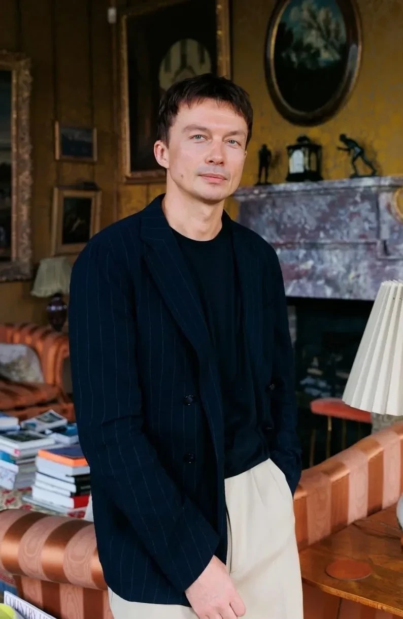 "Деньги сегодня абсолютно правят миром". Светский фотограф из Москвы Герман Ларкин рассказал о свадьбах Джеффа Безоса и Лорен Санчес, Бруклина Бекхэма и Николы Пельтц