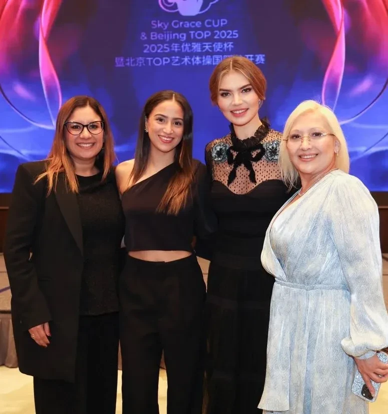 Алина Кабаева вышла в свет в вечернем платье