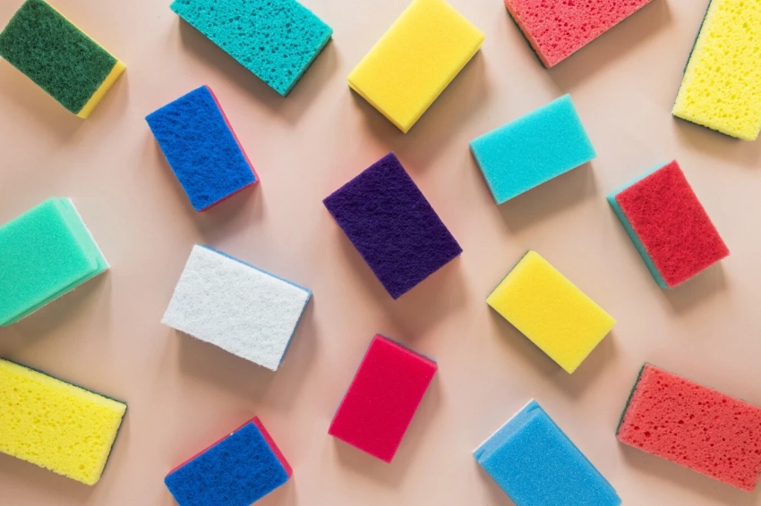 Не ради красоты: почему губки для посуды разного цвета