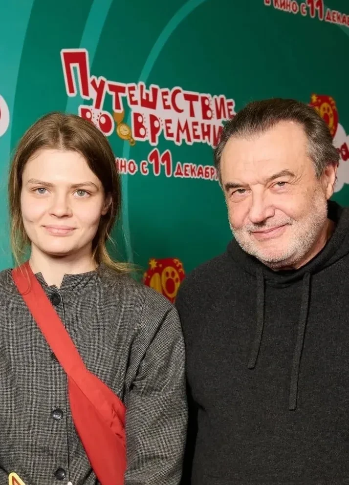 74-летний Алексей Учитель вышел в свет с молодой возлюбленной и их дочерью