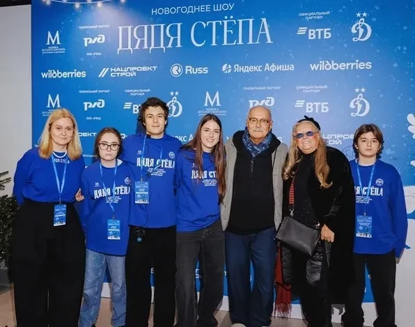 Никита Михалков с женой, дочерьми Анной и Надеждой и внуками посетил премьеру шоу "Дядя Стёпа. Говорят: под Новый год…"