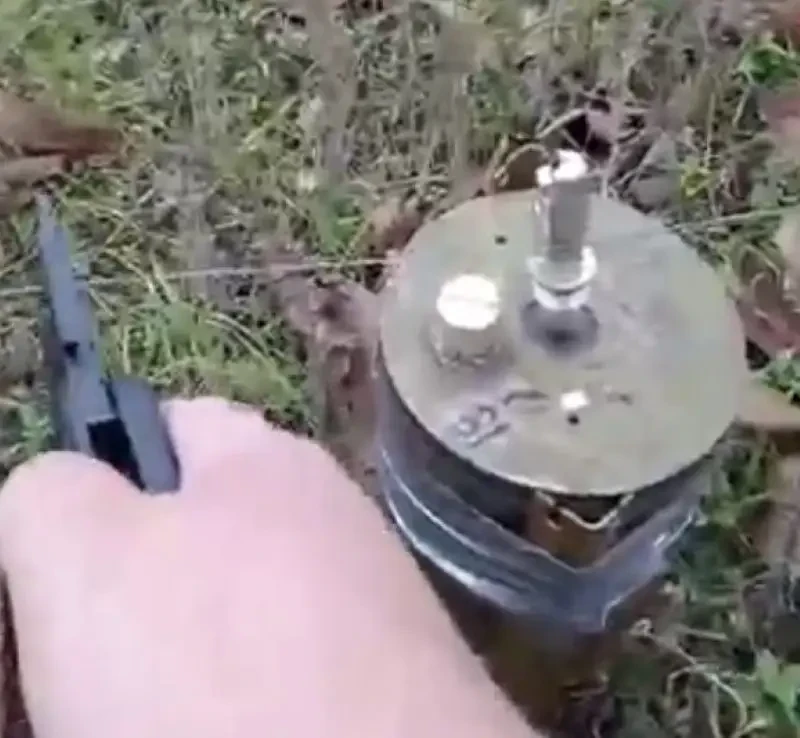 Украинские военные устраивают ловушки при помощи ручных гранат в «гирляндах»