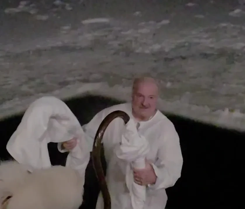 Владимир Путин и Александр Лукашенко окунулись в прорубь, Ксения Бородина гуляет по Суздалю: как знаменитости встретили Крещение