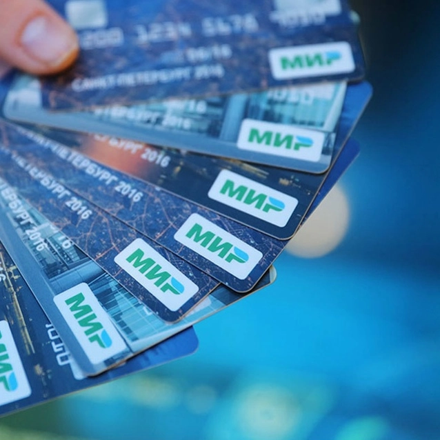 Зачем пенсионеры переводят выплаты на карту «Мир»: полный обзор