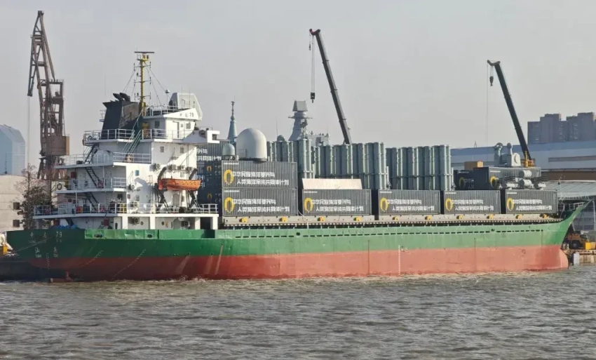 Это просто мирный трубовоз!