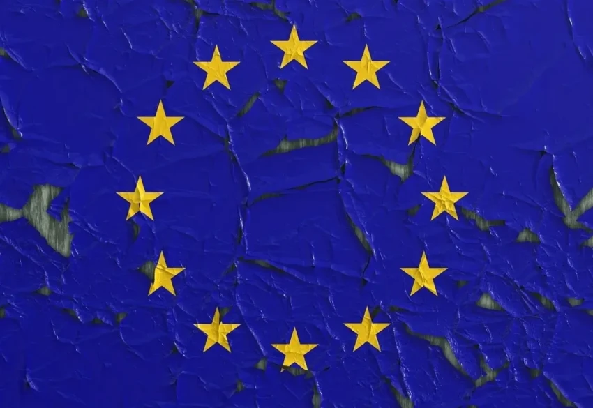 Американский эксперт: на фоне действий США Европе следует наладить диалог с РФ