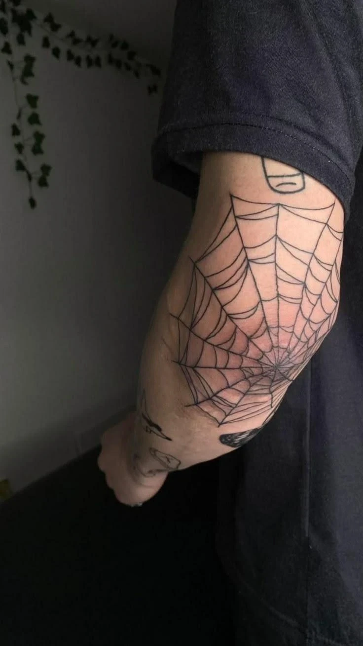 Особое значение: если у человека есть эти 5 татуировок, он должен вас насторожить