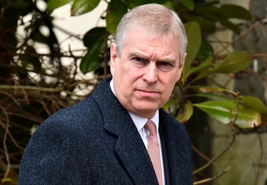 Королевский персонал отказался работать на экс-принца Эндрю из-за его дружбы с миллиардером-педофилом Джеффри Эпштейном