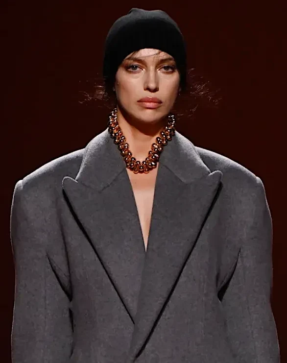 Неделя моды в Милане: Ирина Шейк вышла на подиум в пальто на "голое тело"