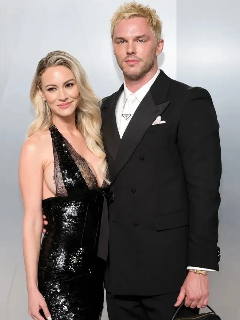 "Это грудь кормящей матери". Жена Николаса Холта ответила хейтерам, которые раскритиковали её внешность