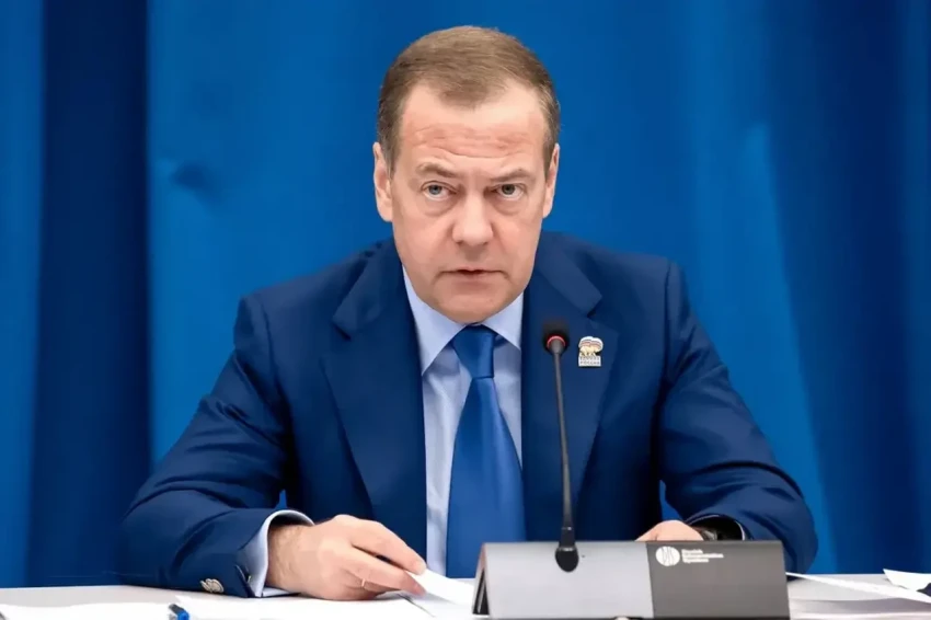 Медведев: капитуляцию Украины будет подписывать не Зеленский